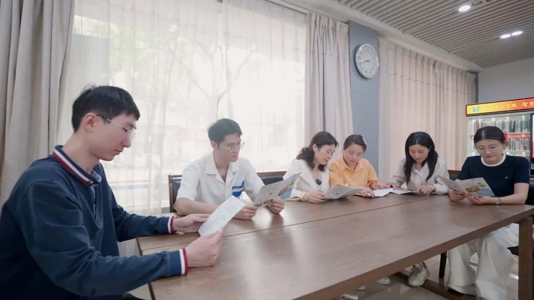 学生在图书馆学习